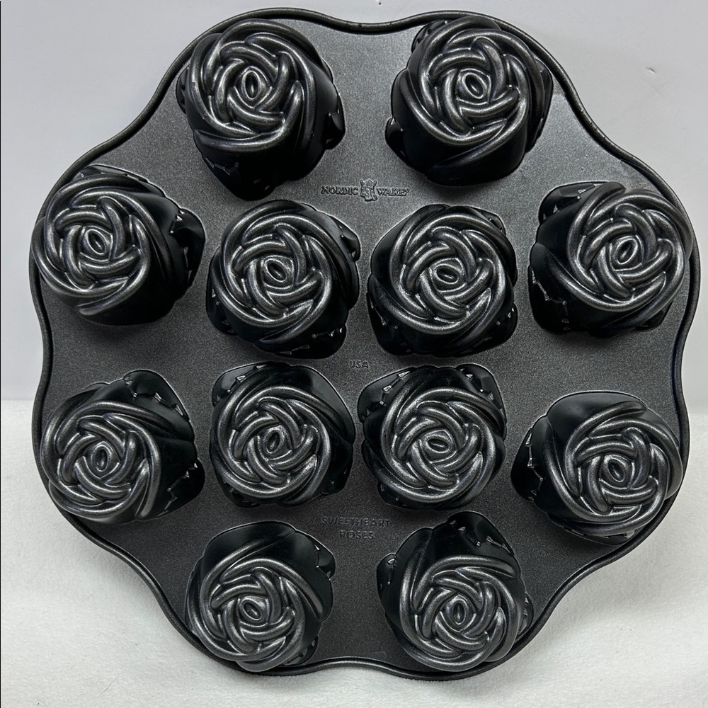 Heavy cast aluminum non stick “Sweetheart Roses” baking pan Nardic-Ware